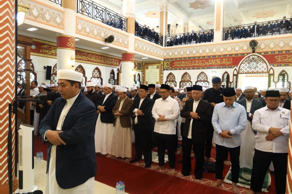 Menko Zulhas Shalat Jum’at di Tazakka