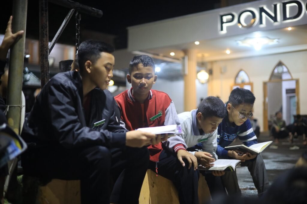 Mengapa Kita Harus Memilih Belajar di Pesantren?
