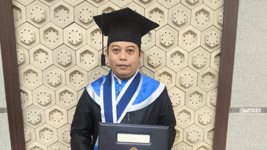 Guru Tazakka Raih Gelar Magister Matematika Universitas Diponegoro