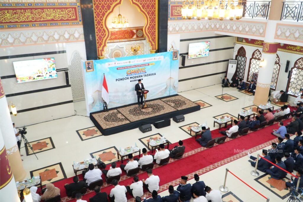 Di Hadapan Santri, Kepala Eksekutif OJK Apresiasi Kemajuan Robotik dan AI Tazakka